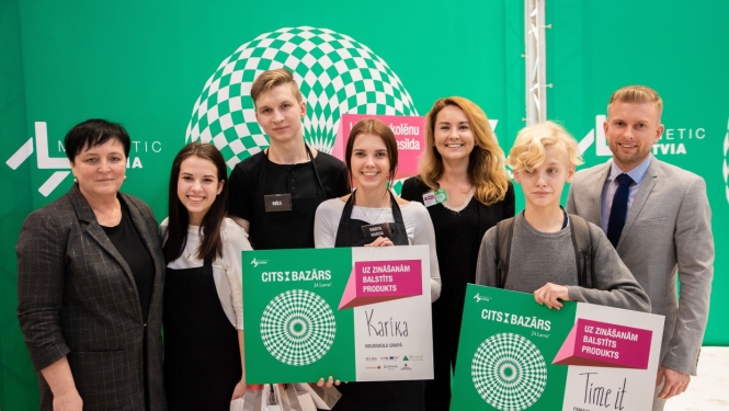 Patentu valde pasniedz balvas Junior Achievement Latvija SMU gadatirgū “CITS BAZĀRS pavasarī”
