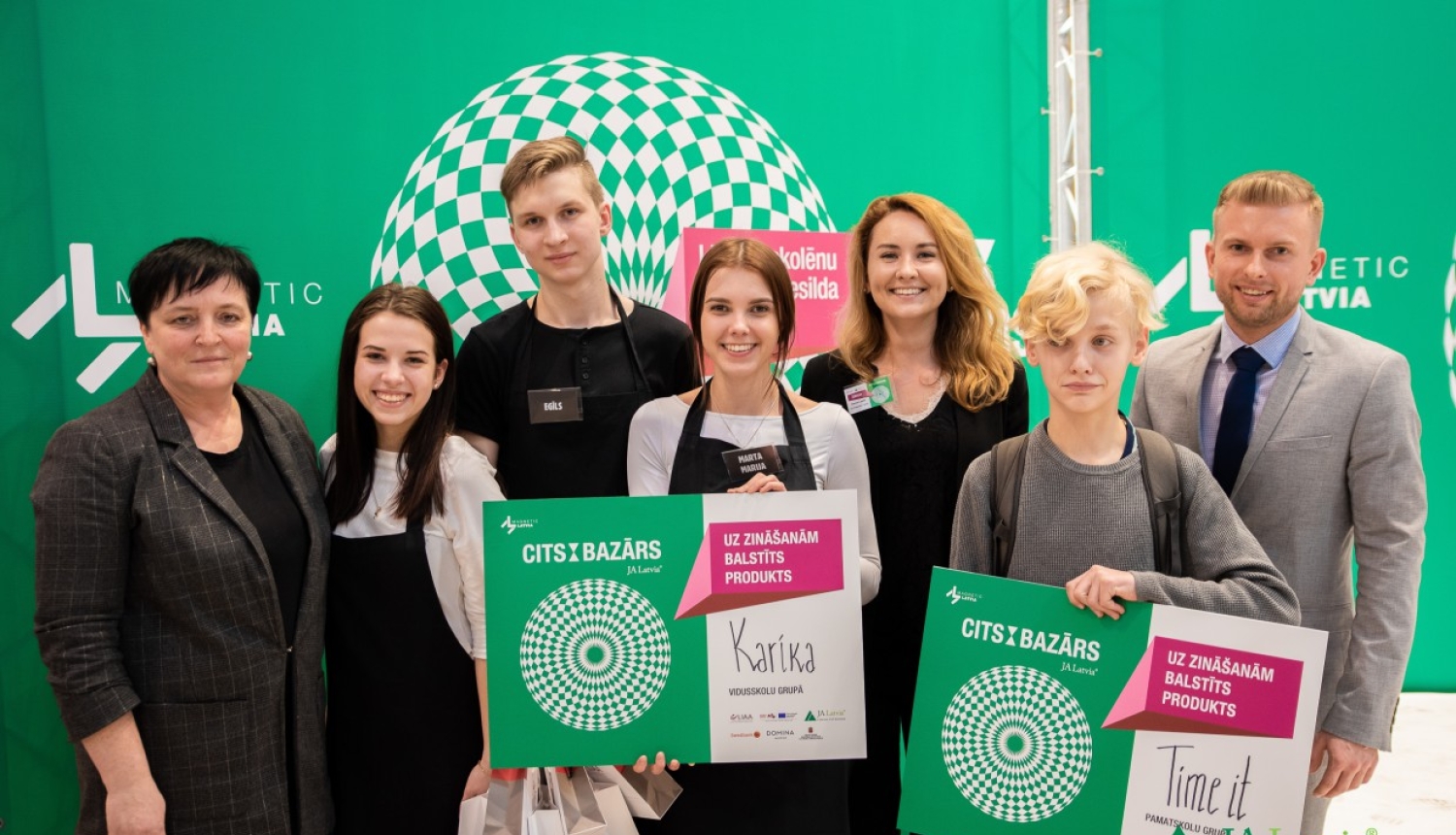 Patentu valde pasniedz balvas Junior Achievement Latvija SMU gadatirgū “CITS BAZĀRS pavasarī”