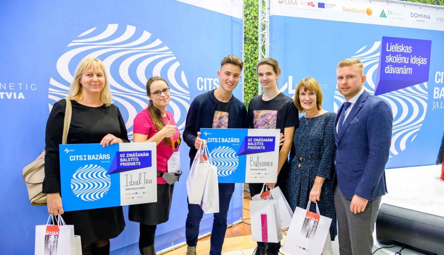 Patentu valde jau piekto gadu pasniedz balvas Junior Achievement Latvija SMU bazārā