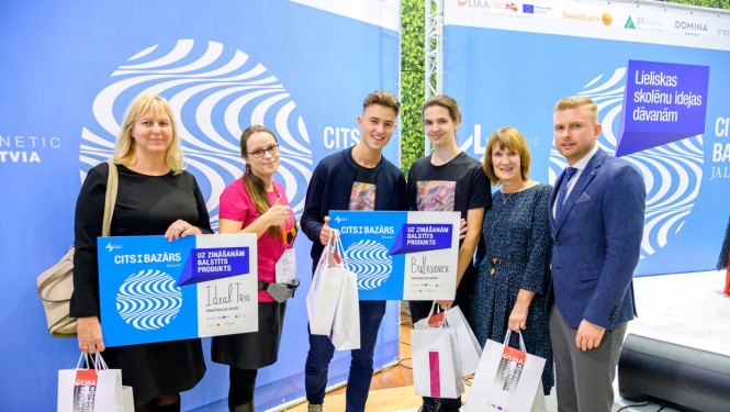 Patentu valde jau piekto gadu pasniedz balvas Junior Achievement Latvija SMU bazārā